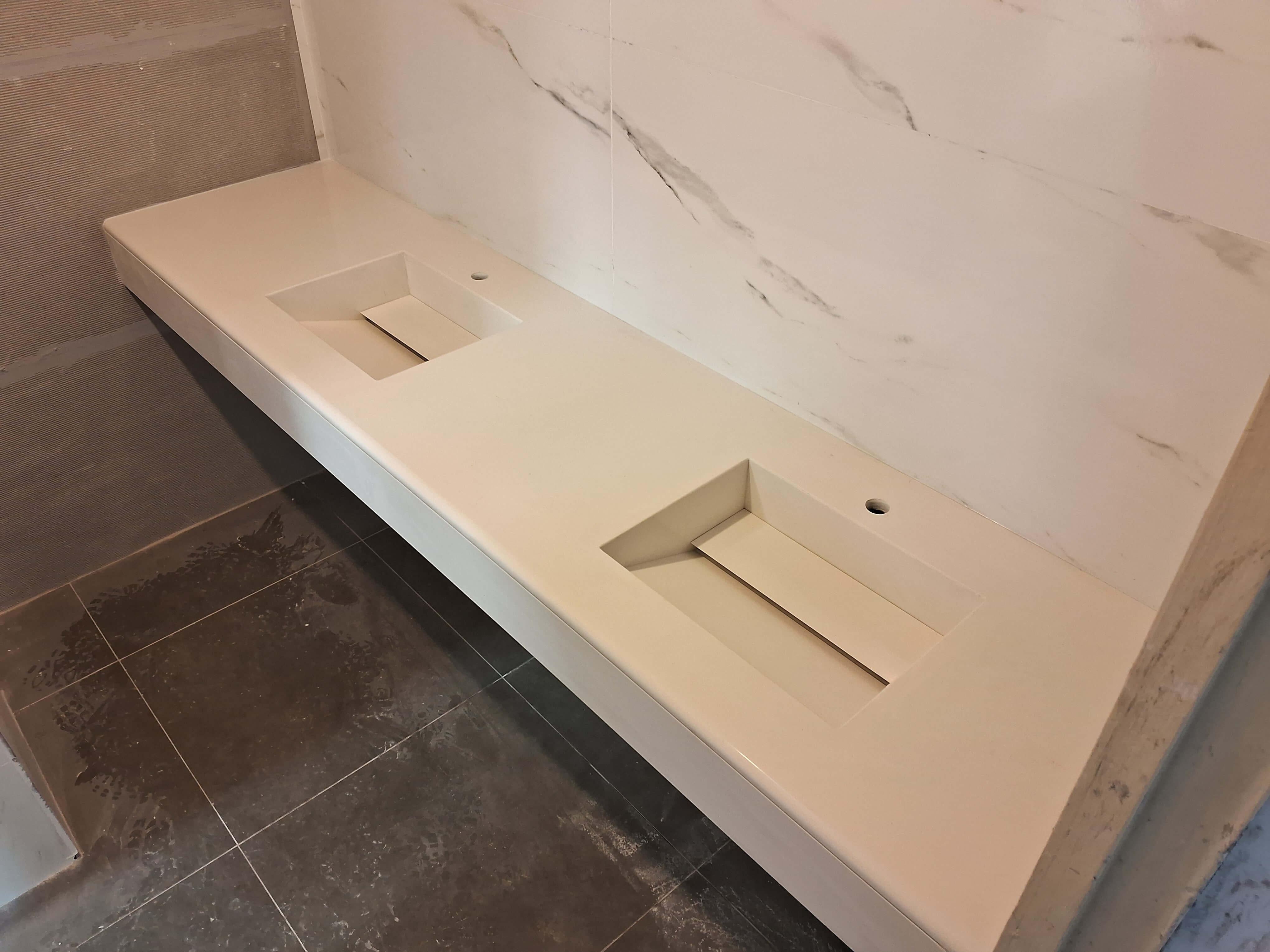 Baño en L sofisticado