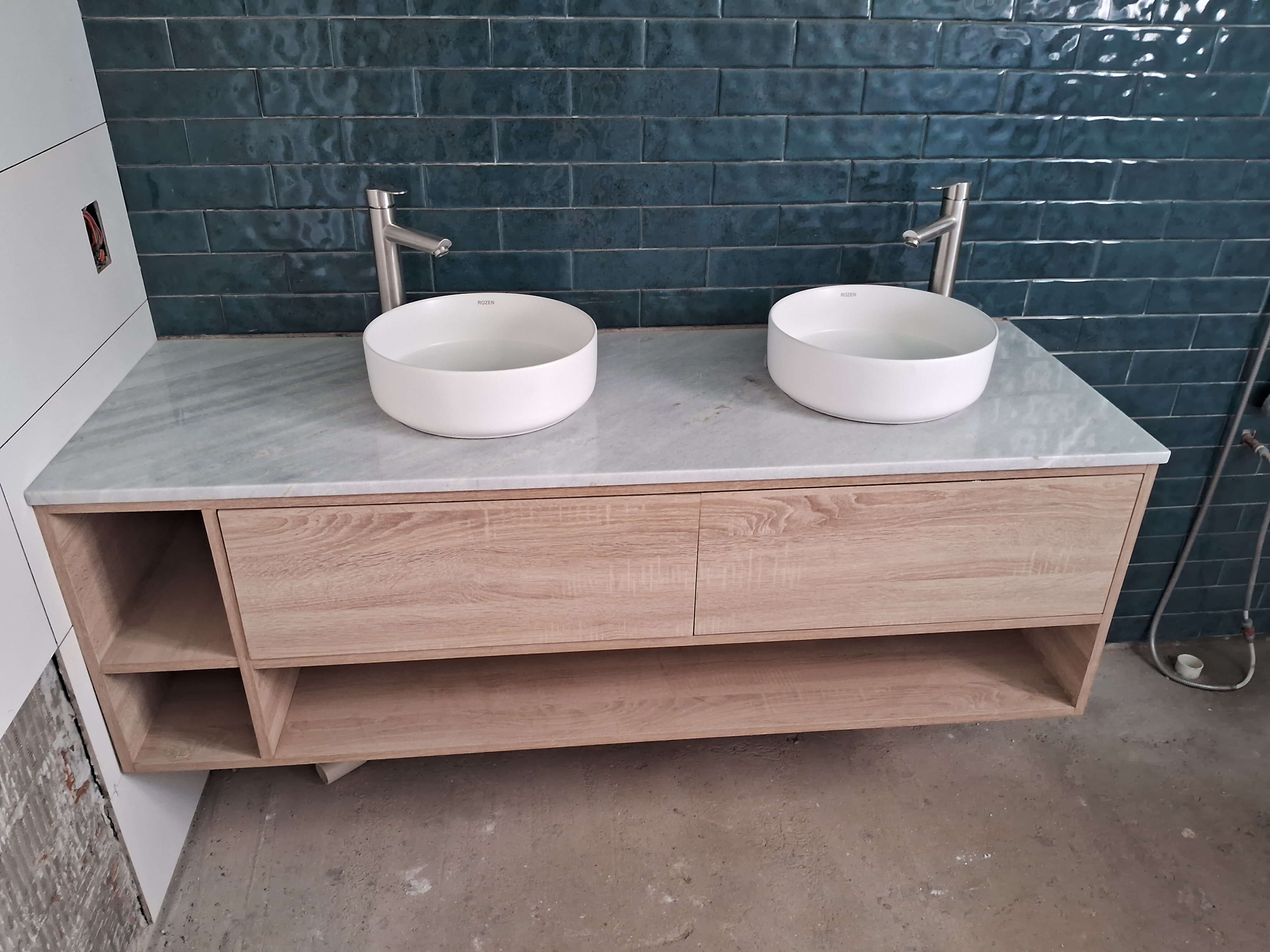 Baño luminoso sobre madera