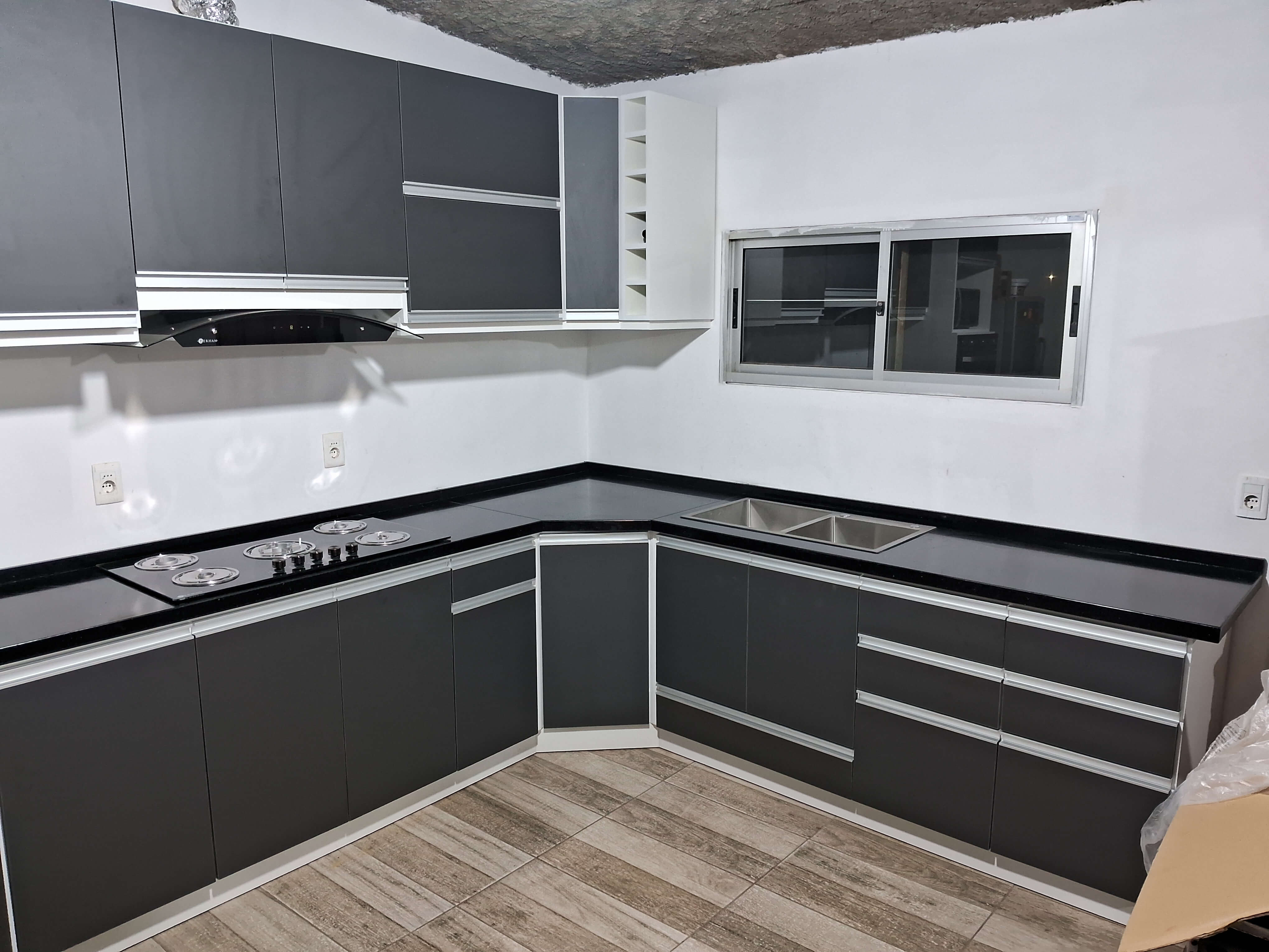 Cocina en L con alzadas negras