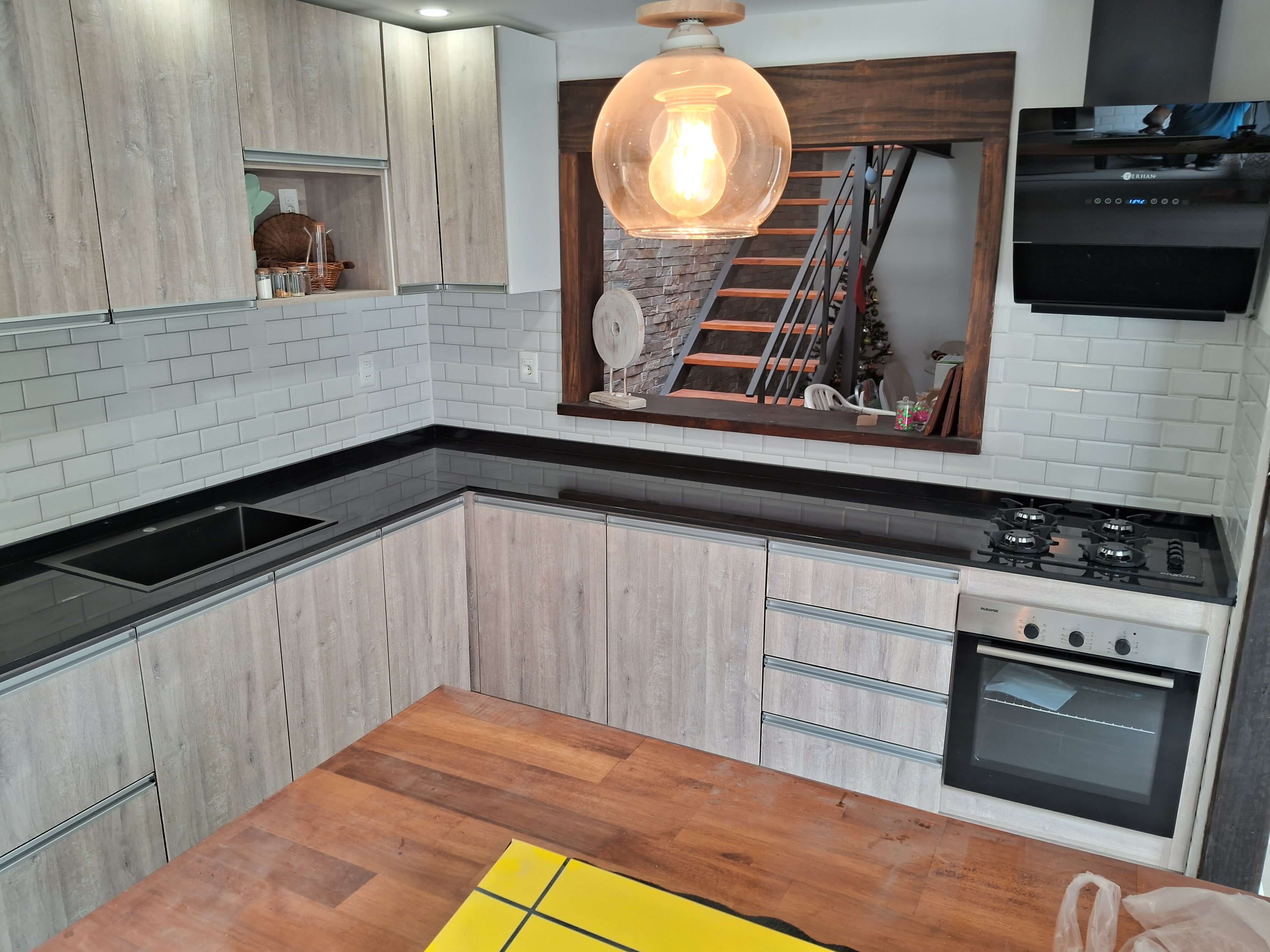 Cocina blanca con isla y taburetes
